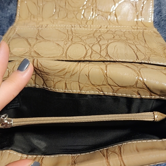 Guess Wallet - Picture 2 of 4